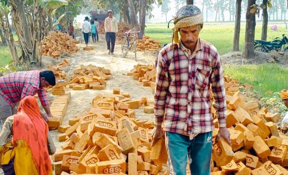 Maharajganj News: जिला पंचायत सदस्य पर लगे भ्रष्टाचार के गंभीर आरोप, ग्रामीणों में आक्रोश; जानें क्या है पूरा मामला