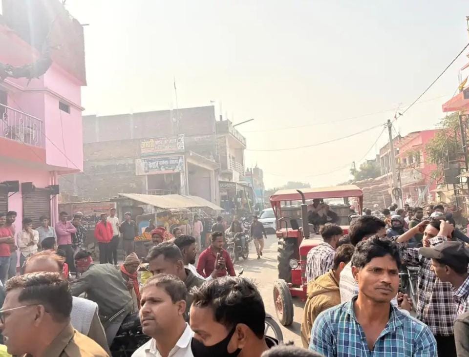 चिउटहा में दो पक्षों की मारपीट के बाद हंगामा, चक्का जाम से यातायात ठप; इस मांग पर अड़े प्रदर्शनकारी