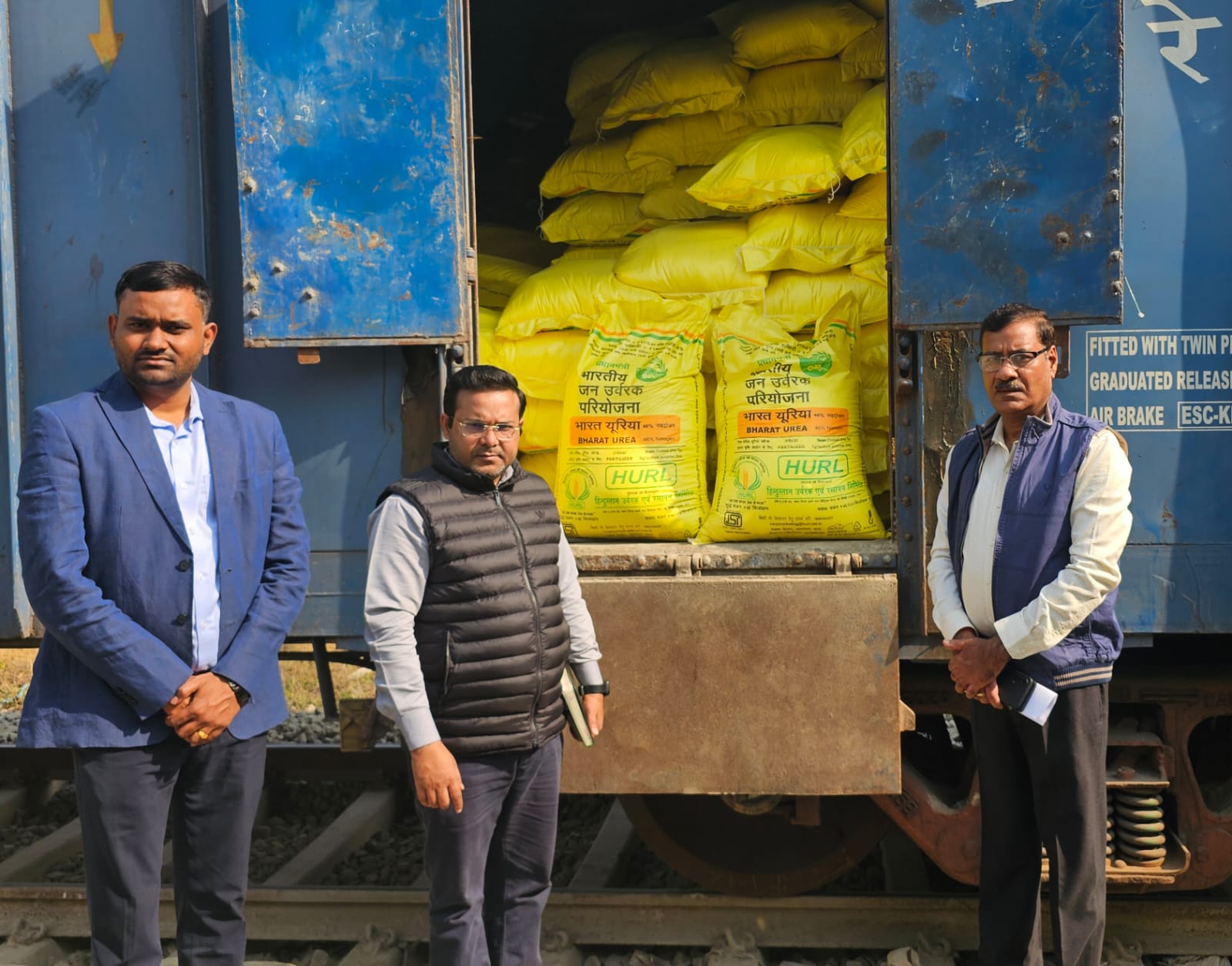 Maharajganj News: आनंदनगर रैक पॉइंट पर लगी 1228 MT यूरिया की रैक, डीएम के प्रयासों से किसानों को बड़ी राहत