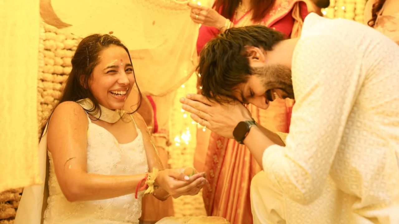 कार्तिक ने 2024 में गालत्ता इंडिया को इंटरव्यू में बताया था कि उनका बहन कृतिका के साथ रिश्ता ‘टॉम एंड जेरी’ जैसा है। बचपन में थोड़े शरारती होने के बावजूद, अब दोनों का रिश्ता बहुत समझदारी और भरोसे पर आधारित है। (Img- Insta/Kartik Aryan) कार्तिक ने 2024 में गालत्ता इंडिया को इंटरव्यू में बताया था कि उनका बहन कृतिका के साथ रिश्ता ‘टॉम एंड जेरी’ जैसा है। बचपन में थोड़े शरारती होने के बावजूद, अब दोनों का रिश्ता बहुत समझदारी और भरोसे पर आधारित है। (Img- Insta/Kartik Aryan)