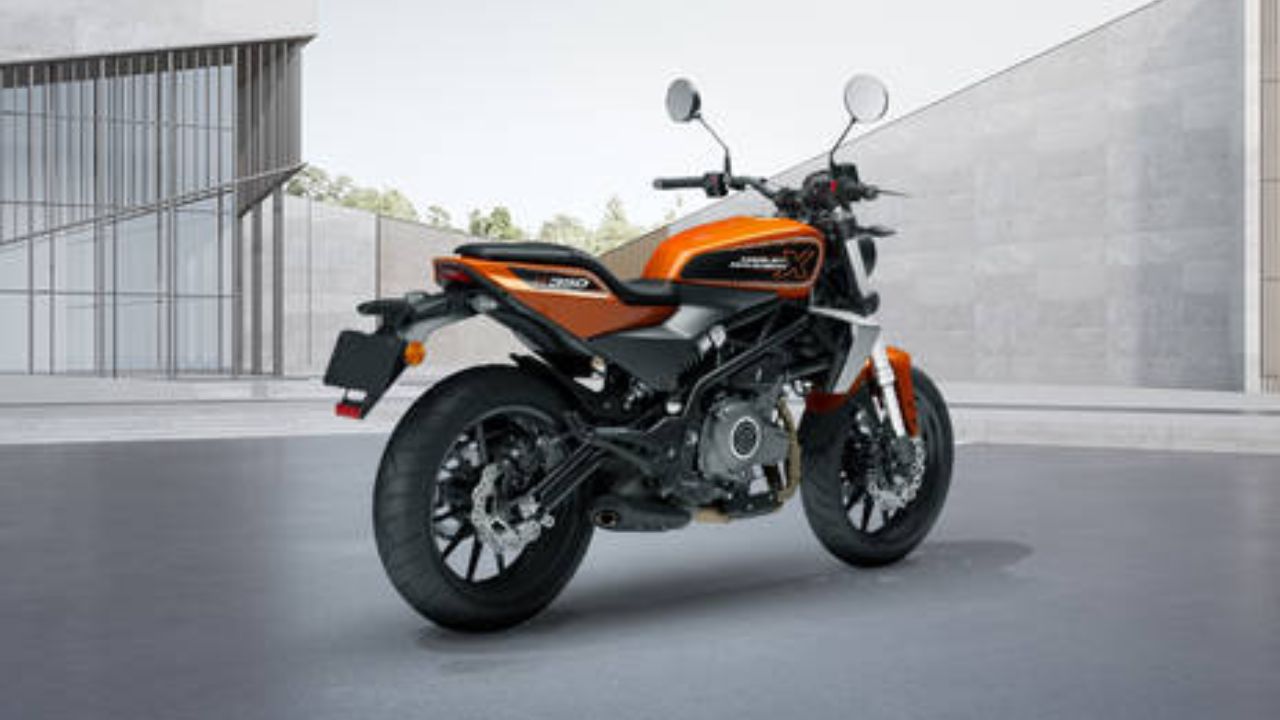 कंपनी ने अभी तक इस नई बाइक की कीमत का खुलासा नहीं किया है, लेकिन अनुमान है कि इसकी कीमत लगभग 2 लाख रुपये या उससे कम हो सकती है। यदि Harley इस कीमत रेंज में बाइक लॉन्च करती है, तो यह सीधे Royal Enfield Classic 350 को टक्कर देगी। (Img- Internet) कंपनी ने अभी तक इस नई बाइक की कीमत का खुलासा नहीं किया है, लेकिन अनुमान है कि इसकी कीमत लगभग 2 लाख रुपये या उससे कम हो सकती है। यदि Harley इस कीमत रेंज में बाइक लॉन्च करती है, तो यह सीधे Royal Enfield Classic 350 को टक्कर देगी। (Img- Internet)