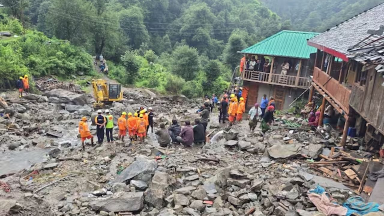 मंडी आपदा हादसा: 28 जून 2025 को हिमाचल प्रदेश के मंडी जिले में भारी बारिश और बाढ़ से 49 से अधिक लोगों की मौत हो गई। वहीं 5 अगस्त 2025 को उत्तराखंड के उत्तरकाशी के धराली क्षेत्र में बादल फटने से भारी जन-धन हानि हुई। (Img- Internet)