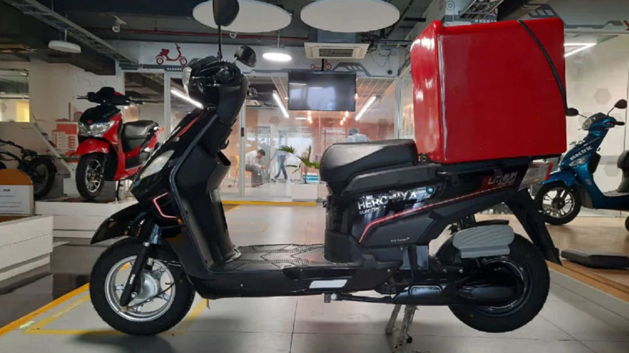 महंगाई की मार सिर्फ कारों तक सीमित नहीं रहेगी। बाइक और इलेक्ट्रिक स्कूटर की कीमतों में भी बढ़ोतरी संभव है। इलेक्ट्रॉनिक पार्ट्स, बैटरी और सेमीकंडक्टर की लागत बढ़ने से टू-व्हीलर और ईवी सेगमेंट पर भी दबाव बढ़ा है। विशेषज्ञों का मानना है कि आने वाले महीनों में और कंपनियां भी कीमतें बढ़ाने का फैसला कर सकती हैं। (Img- Internet)