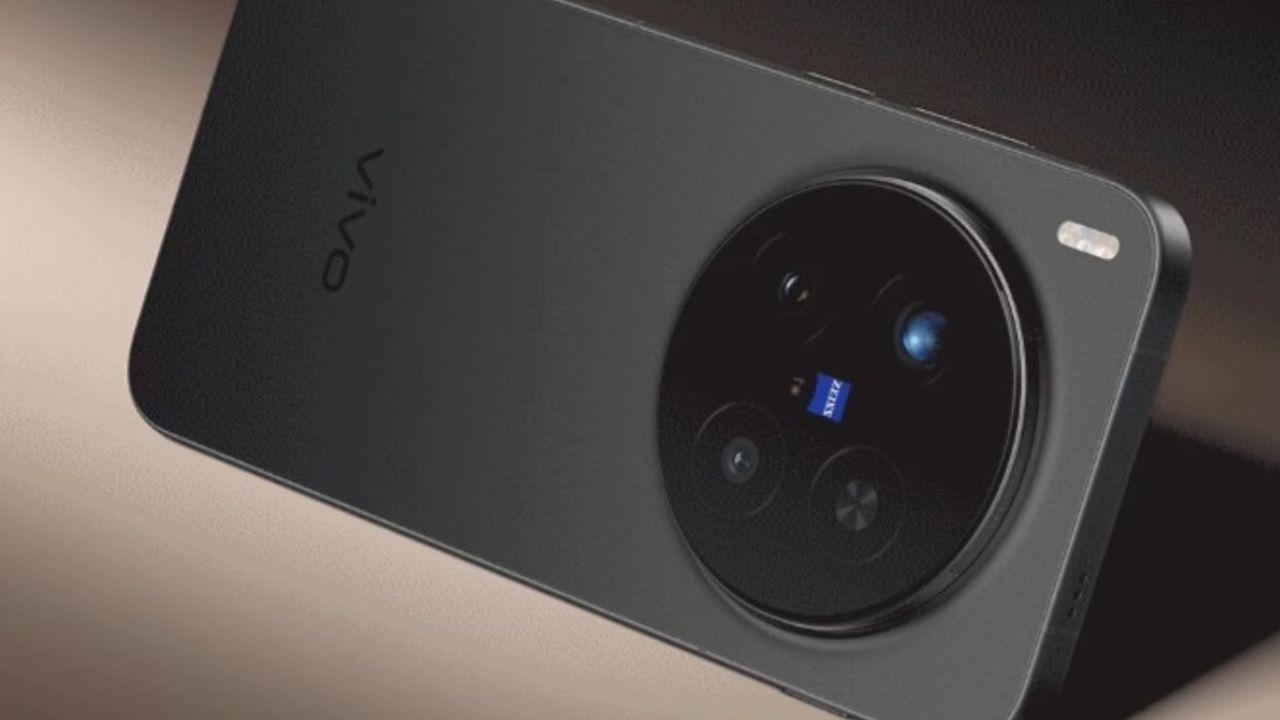 डिज़ाइन: Vivo X300 का डिजाइन पहली बार में ही आकर्षित करता है। इसका मेटल बिल्ड, सर्कुलर कैमरा मॉड्यूल और पतले बेजल्स इसे प्रीमियम लुक देते हैं। फोन का ग्रे कलर वेरिएंट काफी प्रोफेशनल और एलिगेंट लगता है। इसके अलावा, बॉक्स में मिलने वाली हर चीज़ जैसे केबल, चार्जर, कवर और स्क्रीन प्रोटेक्टर यह दर्शाते हैं कि Vivo ने यूजर के अनुभव को सर्वोत्तम बनाने की पूरी कोशिश की है। (Img- Internet)