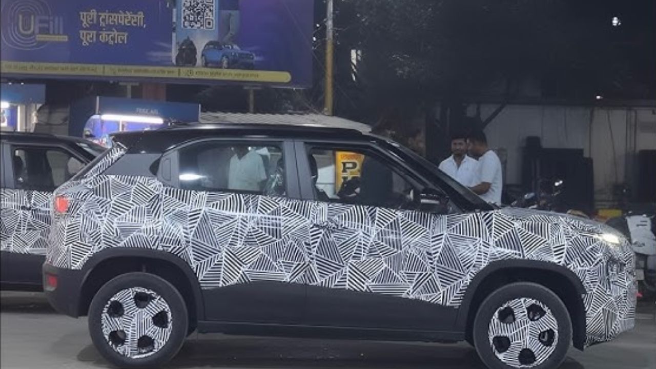 नई Tata Punch Facelift के टेस्ट मॉडल भारतीय सड़कों पर देखा गया है। इन मॉडलों में डुअल-टोन रूफ और Punch EV से मिलता-जुलता नया लुक नजर आ रहा है। कंपनी ने SUV के टेस्टिंग के अंतिम चरण में प्रवेश कर लिया है, जिससे अनुमान लगाया जा रहा है कि यह नई Facelift 2026 की पहली छमाही में लॉन्च हो सकती है। (Img- Internet)