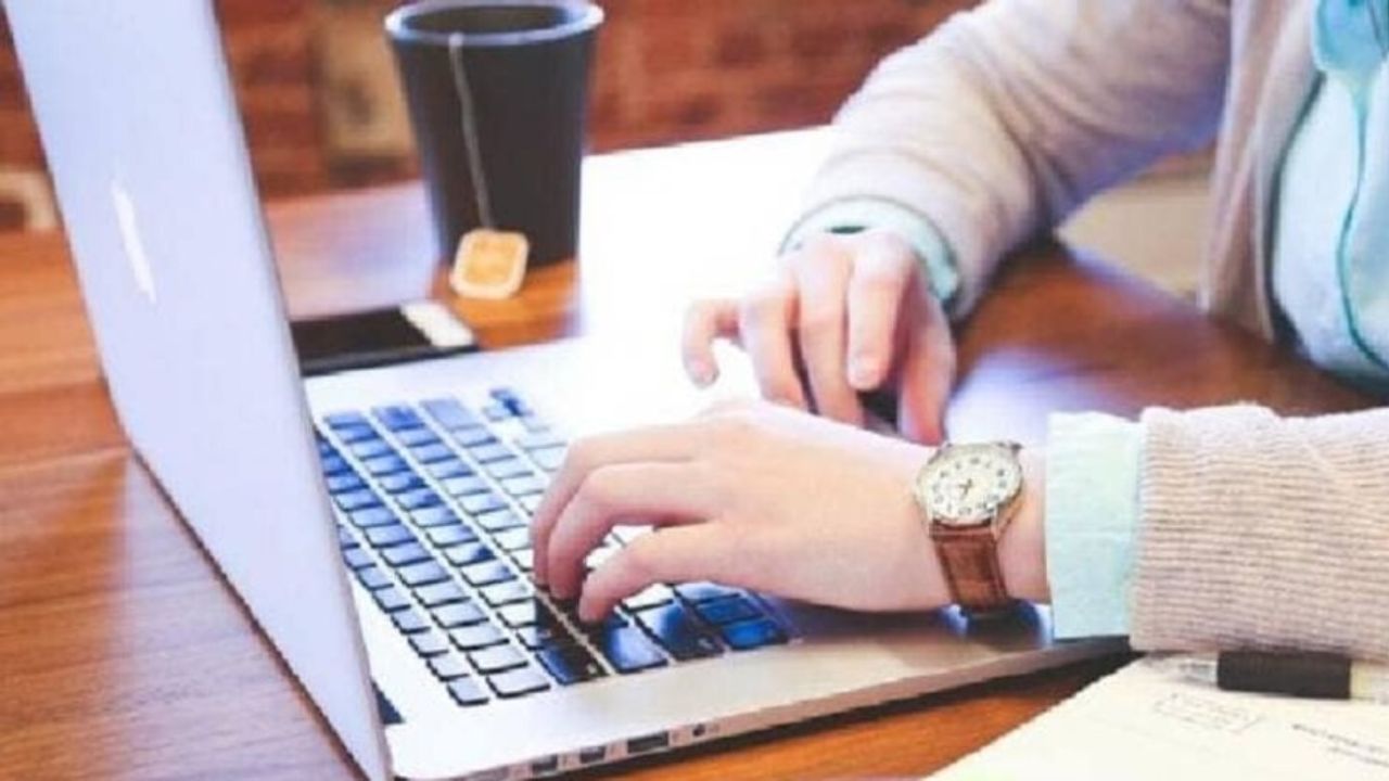 शैक्षणिक योग्यता की बात करें तो उम्मीदवार के पास किसी मान्यता प्राप्त संस्थान से संबंधित ट्रेड में तीन साल का डिप्लोमा होना अनिवार्य है। इसमें केमिकल इंजीनियरिंग, इलेक्ट्रिकल/इलेक्ट्रॉनिक्स, इंस्ट्रूमेंटेशन और रिफाइनरी या पेट्रोकेमिकल्स ट्रेड शामिल हैं। सामान्य, ओबीसी और ईडब्ल्यूएस वर्ग के उम्मीदवारों के लिए न्यूनतम 50 प्रतिशत अंक आवश्यक हैं, जबकि एससी और एसटी वर्ग के उम्मीदवारों के लिए 45 प्रतिशत अंक निर्धारित किए गए हैं। (Img- Internet)