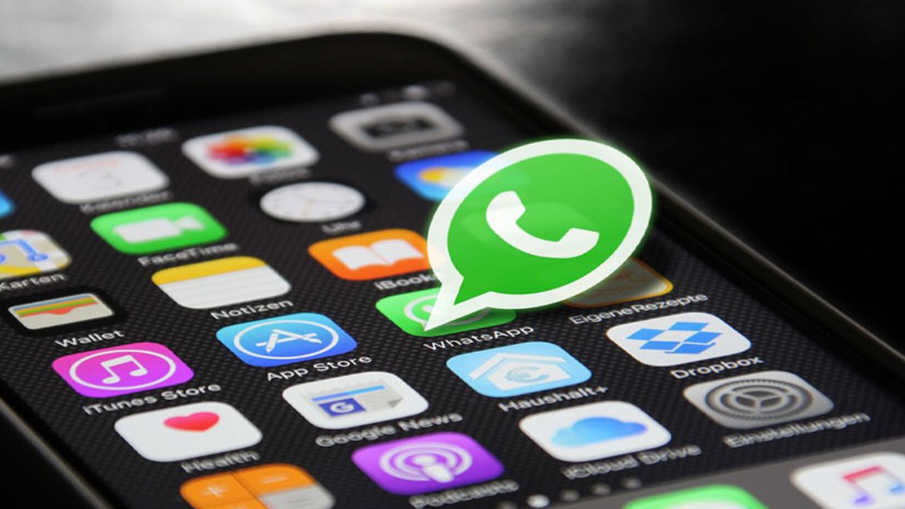 व्हाट्सऐप का इस्तेमाल करते समय यह याद रखें कि हर मैसेज, फोटो या वीडियो एक डिजिटल सबूत होता है। एक छोटी सी गलती आपकी पूरी जिंदगी को उलट-पलट सकती है। हमेशा सोच-समझकर ही मैसेज भेजें, अनजान लिंक्स या संदिग्ध कंटेंट से दूर रहें और किसी भी संवेदनशील जानकारी को आगे शेयर करने से पहले उसकी सत्यता जरूर जांच लें। (Img- Google)