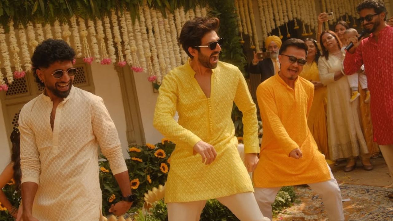 कार्तिक ने येलो कुर्ता और व्हाइट पायजामा पहनकर ब्लैक सनग्लासेस के साथ अपने डैशिंग लुक को पूरा किया। रस्म के दौरान उन्होंने जमकर डांस किया, बहन पर फूलों की पंखुड़ियाँ बिखेरी और सलमान खान के हिट गाने ‘जीने के हैं चार दिन’ पर दोस्तों के साथ कदम मिलाया। (Img- Insta/Kartik Aryan) कार्तिक ने येलो कुर्ता और व्हाइट पायजामा पहनकर ब्लैक सनग्लासेस के साथ अपने डैशिंग लुक को पूरा किया। रस्म के दौरान उन्होंने जमकर डांस किया, बहन पर फूलों की पंखुड़ियाँ बिखेरी और सलमान खान के हिट गाने ‘जीने के हैं चार दिन’ पर दोस्तों के साथ कदम मिलाया। (Img- Insta/Kartik Aryan)