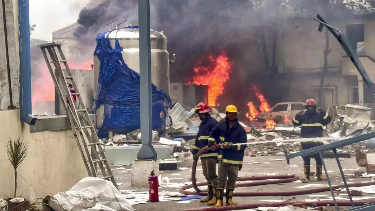 औद्योगिक हादसा: 30 जून 2025 को तेलंगाना के संगारेड्डी में सिगाची इंडस्ट्रीज फैक्ट्री विस्फोट में 44 से अधिक लोगों की मौत हुई। 27 सितंबर को तमिलनाडु के करूर में एक राजनीतिक रैली के दौरान भगदड़ में 41 लोगों की जान गई। (Img- Internet)