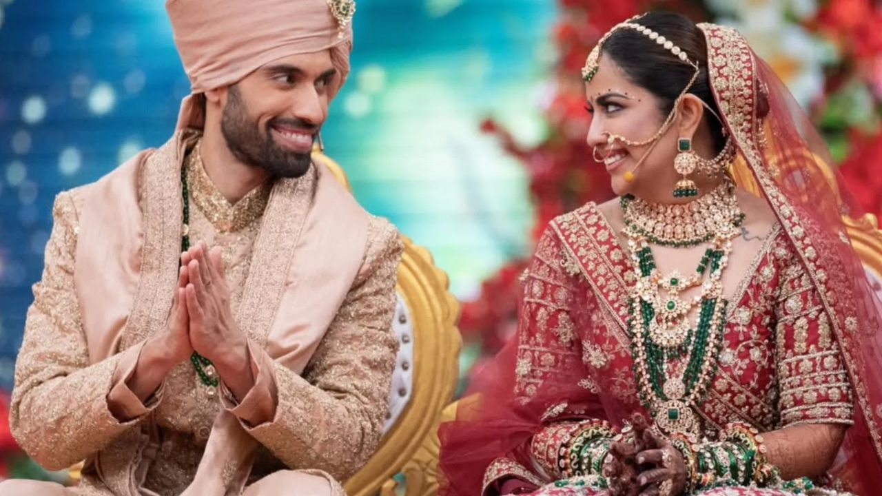 अविका गौर: बालिका वधु की अविका गौर ने 30 सितंबर 2025 को सोशल वर्कर मिलिंद चंदवानी के साथ सात फेरे लिए। उन्होंने लाल लहंगा और भारी पारंपरिक गहनों के साथ माथे पर कमकुम लगाकर अपने लुक को दूसरों से अलग बनाया। (Img- Internet)