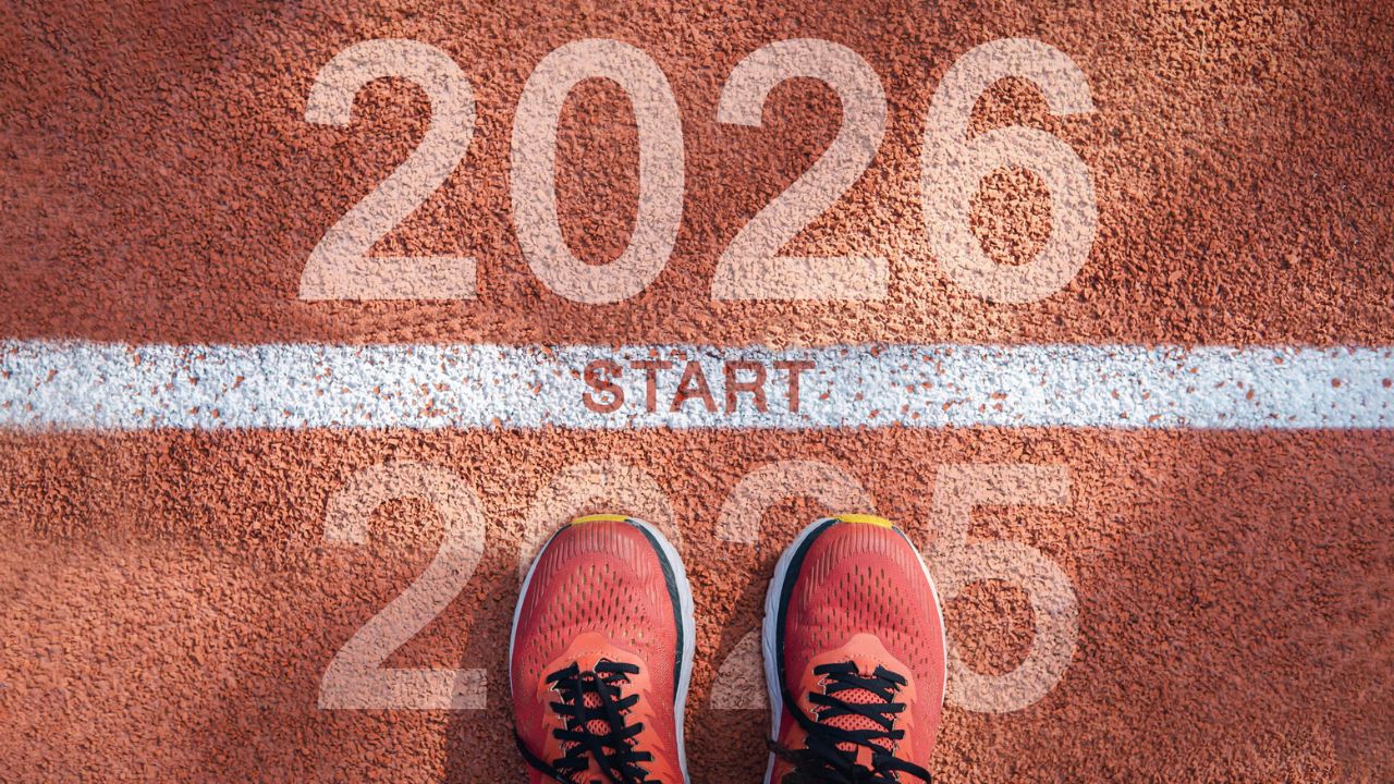 खुद से प्यार करना सीखें: सफलता का पहला कदम खुद को समझने और प्यार करने से शुरू होता है। यदि आप खुद से प्यार करेंगे, तो आत्मविश्वास बढ़ेगा और जीवन की चुनौतियों से निपटने की ताकत मिलेगी। 2026 में खुद से यह वादा करें कि आप अपनी कमजोरी को स्वीकार करेंगे, और अपनी ताकत पर ध्यान देंगे। खुद को मान्यता दें और अपनी उपलब्धियों को सेलिब्रेट करें। (Img- Internet)