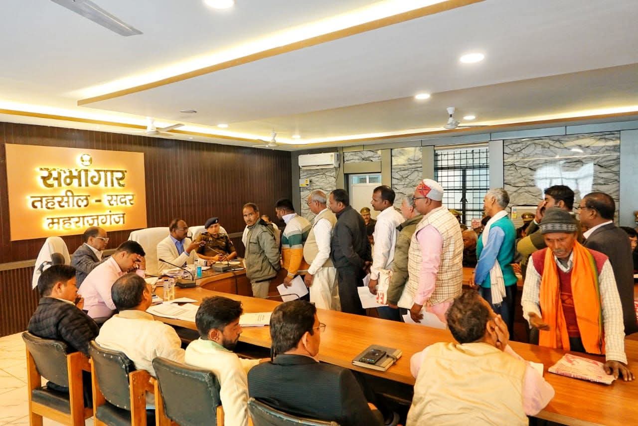Maharajganj में DM-SP ने लगाया जनता दरबार, समाधान दिवस में 7 मामलों को ऑन द स्पॉट सुलझाया
