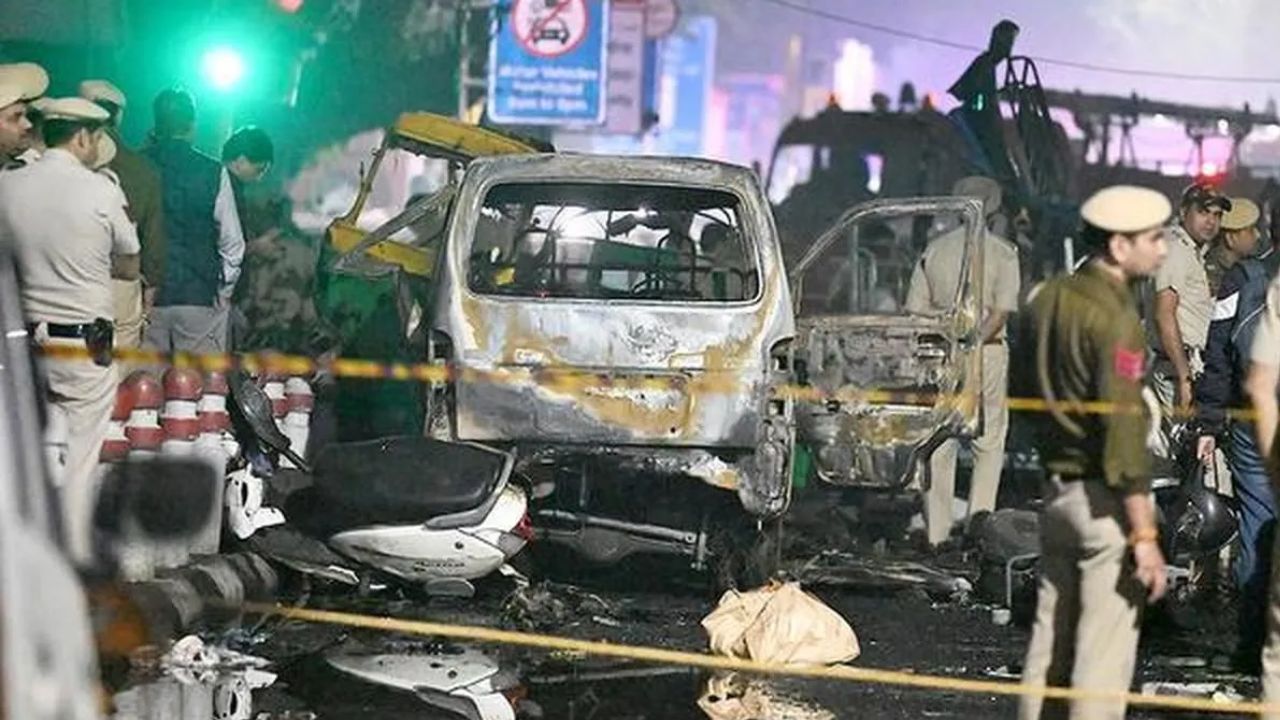 दिल्ली ब्लास्ट: 10 नवंबर 2025 को दिल्ली के लाल किला के पास कार बम धमाके में 15 लोगों की मौत हुई। वहीं 6 दिसंबर 2025 को गोवा के अरपोरा स्थित नाइट क्लब में लगी आग में 25 लोगों की जान चली गई। (Img- Internet)