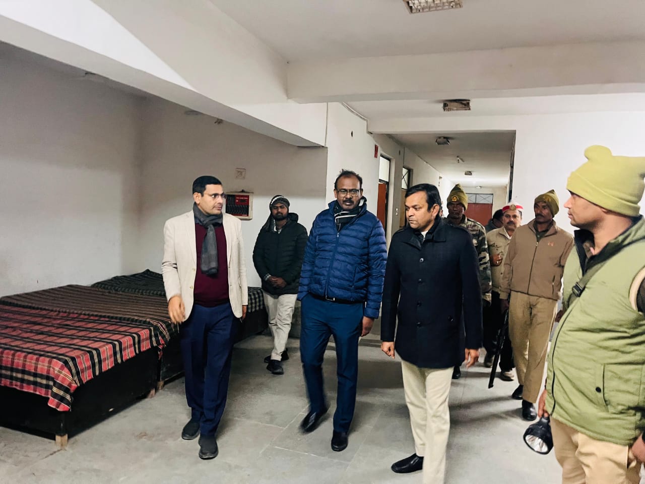 शीतलहर में अलर्ट प्रशासन,  DM, ADM ने देर रात अलाव और रैन बसेरों का किया औचक निरीक्षण