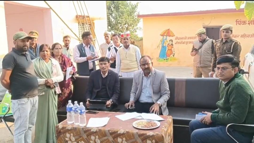 DM Maharajganj ने किया डोर-टू-डोर निरीक्षण, मतदाताओं को किया जागरूक