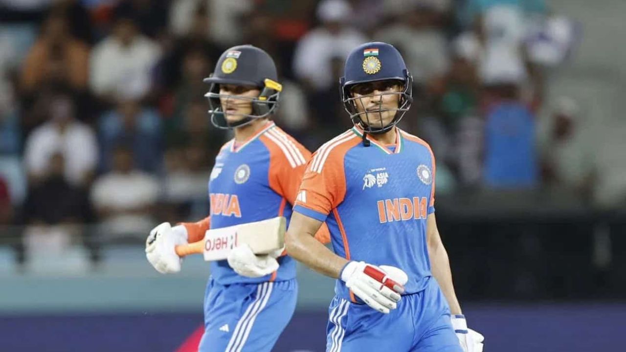 अभिषेक शर्मा और शुभमन गिल की ओपनिंग जोड़ी दूसरे T20I में भी फेल रही। दूसरे T20I में भारत की हार का सबसे बड़ा कारण भारतीय ओपनर्स का अपनी ज़िम्मेदारी नहीं निभा पाना था। गिल और अभिषेक सस्ते में आउट हो गए। गिल अपना खाता भी नहीं खोल पाए, जबकि अभिषेक 17 रन बनाकर आउट हो गए। (Img: Internet) अभिषेक शर्मा और शुभमन गिल की ओपनिंग जोड़ी दूसरे T20I में भी फेल रही। दूसरे T20I में भारत की हार का सबसे बड़ा कारण भारतीय ओपनर्स का अपनी ज़िम्मेदारी नहीं निभा पाना था। गिल और अभिषेक सस्ते में आउट हो गए। गिल अपना खाता भी नहीं खोल पाए, जबकि अभिषेक 17 रन बनाकर आउट हो गए। (Img: Internet)