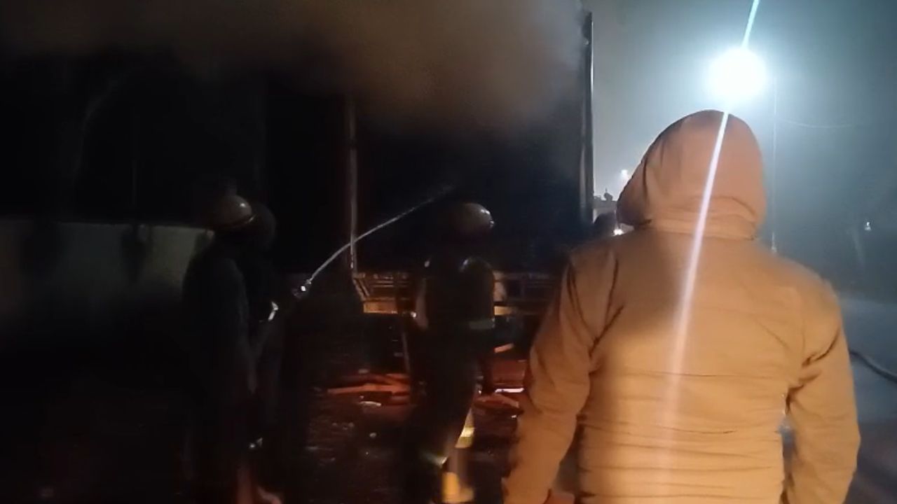 आगरा हाईवे पर ट्रक बना आग का गोला, इलाके में मची अफरा-तफरी; जानें ड्राइवर ने कैसे बचाई जान