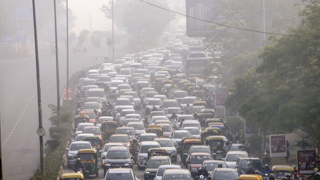 NCR में स्मॉग की वापसी: नोएडा, ग्रेटर नोएडा का AQI 400 के करीब, प्रदूषण घटने की उम्मीद हुई कम