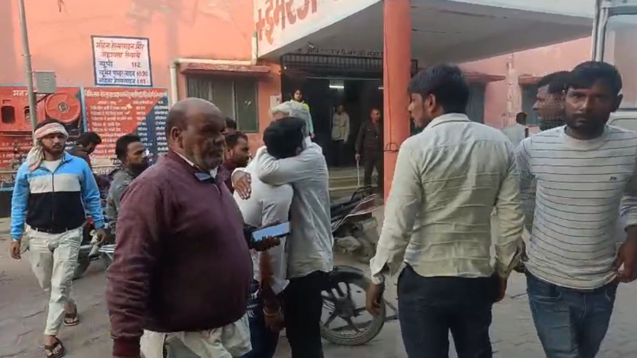 अलीगढ़ में तेज रफ्तार का कहर: अज्ञात वाहन ने दो बाइकों को कुचला, मौके पर चीख-पुकार