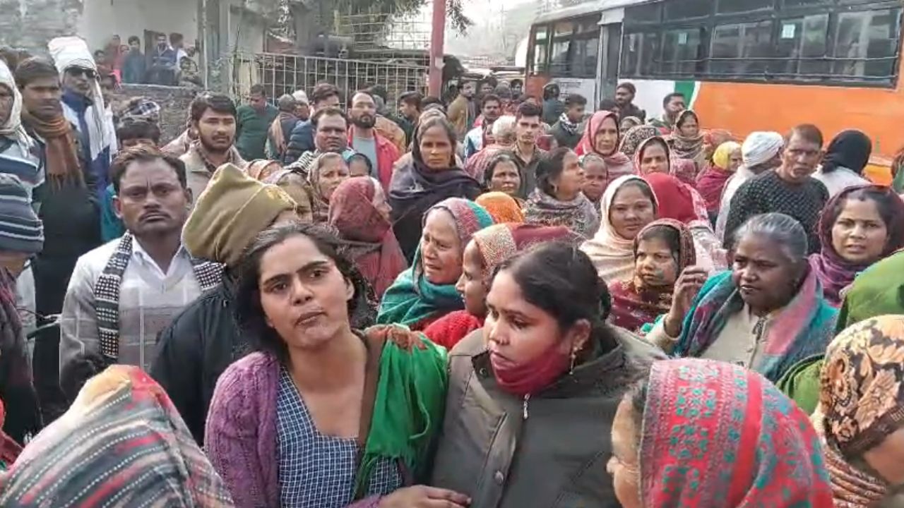 अलीगढ़ डबल मर्डर: प्रॉपर्टी विवाद में बाप-बेटे की मौत, रौला बाईपास पर फिर लगा जाम