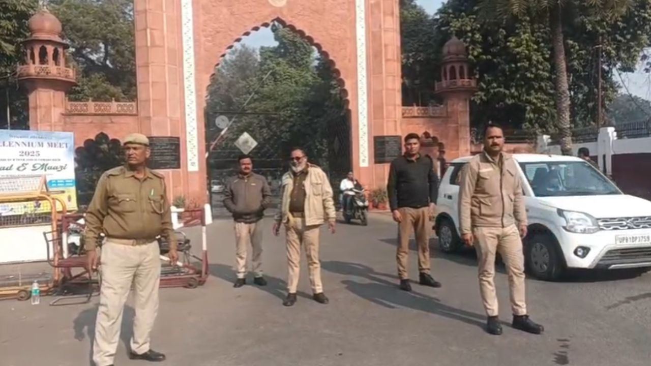 अलीगढ़: AMU में शिक्षक की हत्या के बाद इलाके में तनातनी, पुलिस बल तैनात