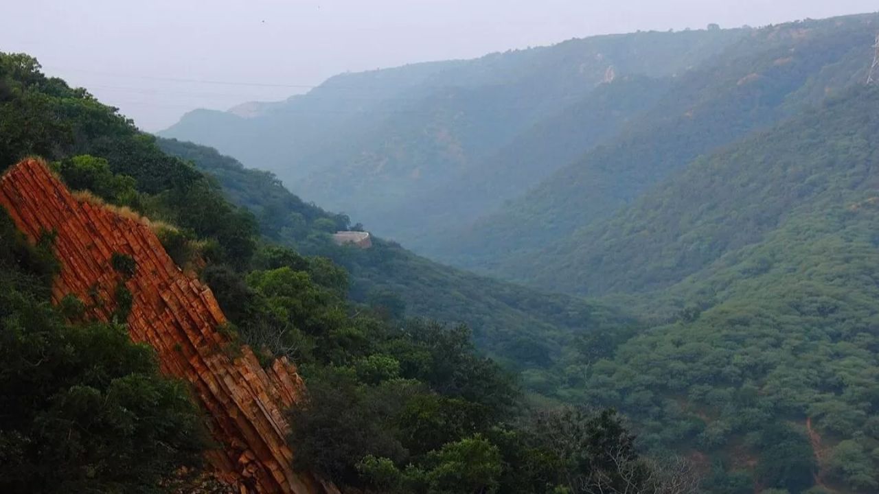 Aravalli Hills को लेकर क्यों छिड़ा है विवाद? क्या छिन जाएगी दिल्ली-NCR की ‘लाइफलाइन’? सुप्रीम कोर्ट के फैसले पर सवाल
