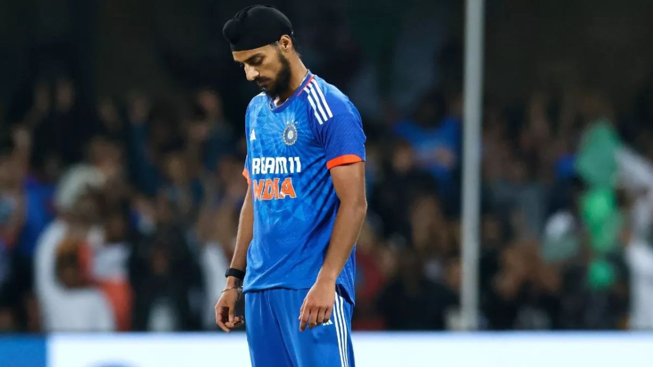 भारत ने पारी में 16 वाइड फेंकी, जिसमें अर्शदीप सिंह की नौ वाइड शामिल हैं, और 22 एक्स्ट्रा रन दिए, जबकि साउथ अफ्रीका ने सिर्फ पांच रन दिए। इस तरह, भारत ने आखिरी 10 ओवर में 123 रन दिए। अर्शदीप सिंह ने अपने एक ओवर में 13 गेंदें फेंकी, जिससे T20 इंटरनेशनल मैच में एक ही ओवर में सबसे ज़्यादा गेंदें फेंकने का शर्मनाक रिकॉर्ड बन गया। अर्शदीप सिंह और अफ़गानिस्तान के नवीन उल हक के नाम T20 इंटरनेशनल क्रिकेट में एक ही ओवर में सबसे ज़्यादा गेंदें फेंकने का अनचाहा रिकॉर्ड है। (Img: Internet) भारत ने पारी में 16 वाइड फेंकी, जिसमें अर्शदीप सिंह की नौ वाइड शामिल हैं, और 22 एक्स्ट्रा रन दिए, जबकि साउथ अफ्रीका ने सिर्फ पांच रन दिए। इस तरह, भारत ने आखिरी 10 ओवर में 123 रन दिए। अर्शदीप सिंह ने अपने एक ओवर में 13 गेंदें फेंकी, जिससे T20 इंटरनेशनल मैच में एक ही ओवर में सबसे ज़्यादा गेंदें फेंकने का शर्मनाक रिकॉर्ड बन गया। अर्शदीप सिंह और अफ़गानिस्तान के नवीन उल हक के नाम T20 इंटरनेशनल क्रिकेट में एक ही ओवर में सबसे ज़्यादा गेंदें फेंकने का अनचाहा रिकॉर्ड है। (Img: Internet)