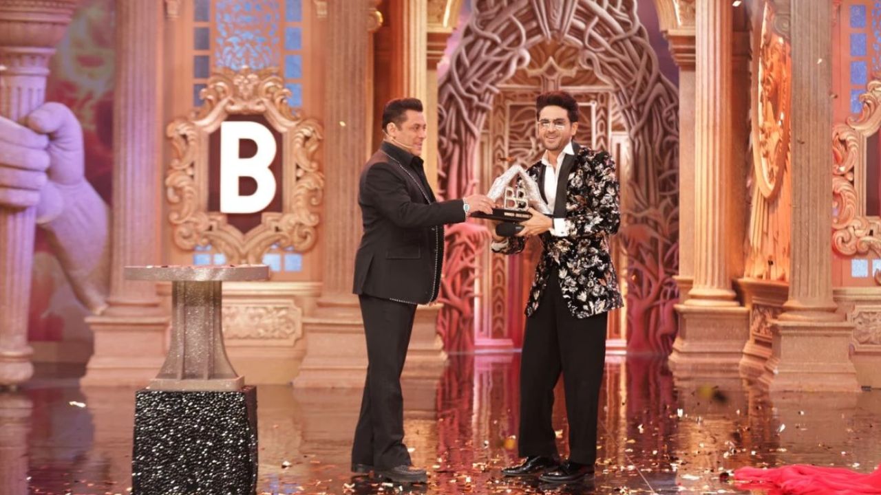 ‘बिग बॉस 19’ का सफर समाप्त हो गया है और इस सीजन के विजेता का नाम सामने आ चुका है। गौरव खन्ना ने इस शो की चमचमाती ट्रॉफी पर कब्जा जमाया और फरहाना भट्ट को हराते हुए विजेता के रूप में अपना नाम दर्ज किया। सलमान खान ने फिनाले में गौरव के नाम का ऐलान किया और यह पल उनके लिए जीत की तरह था। ‘बिग बॉस 19’ का सफर समाप्त हो गया है और इस सीजन के विजेता का नाम सामने आ चुका है। गौरव खन्ना ने इस शो की चमचमाती ट्रॉफी पर कब्जा जमाया और फरहाना भट्ट को हराते हुए विजेता के रूप में अपना नाम दर्ज किया। सलमान खान ने फिनाले में गौरव के नाम का ऐलान किया और यह पल उनके लिए जीत की तरह था।