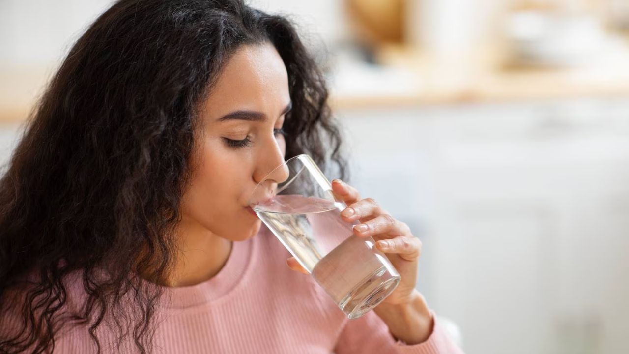 सुबह खाली पेट एक गिलास गुनगुना पानी पीने से पाचन बेहतर होता है। इसमें थोड़ा नींबू मिलाने से ब्लोटिंग और गैस की समस्या कम हो सकती है। (Img: Google)