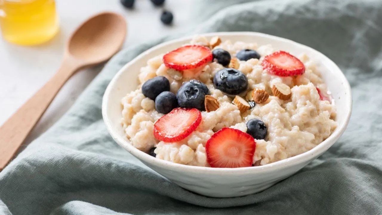 नाश्ते में ओट्स या दलिया शामिल करना फायदेमंद माना जाता है। इनमें मौजूद फाइबर कब्ज दूर करने और पेट साफ रखने में मदद करता है। (Img: Google)