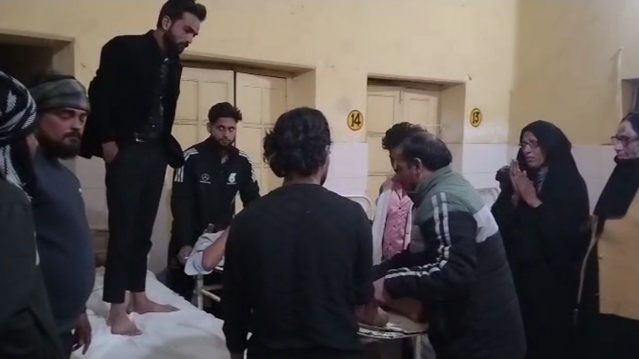 UP Accident: बदायूं में ई रिक्शा और बाइक की टक्कर से एक घर का चिराग बुझा, 2 घायल