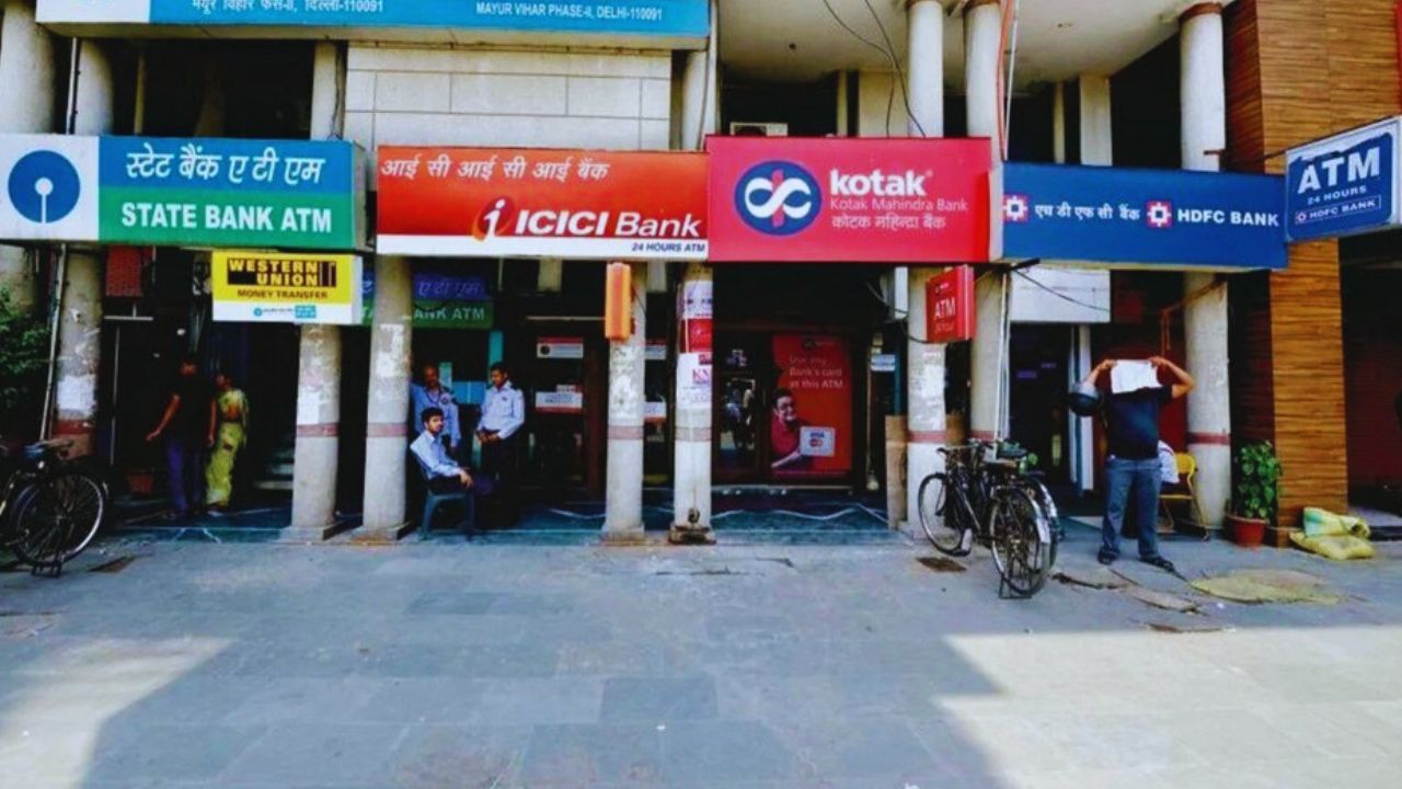 ध्यान रखें! अगले हफ्ते चार दिन बंद रहेंगे बैंक, यहां चेक करें छुट्टियों की लिस्ट