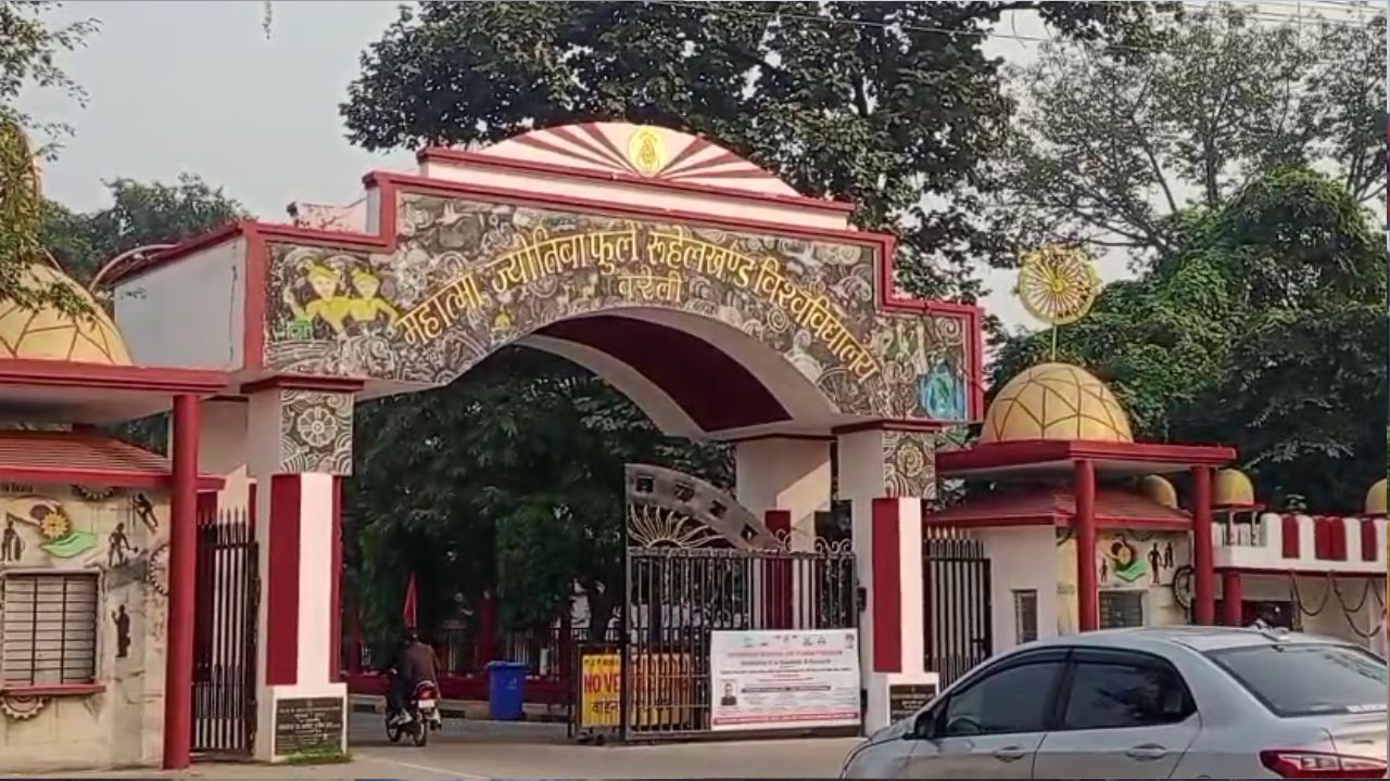 Bareilly News: एबीवीपी का विश्वविद्यालय के खिलाफ हल्लबोल, कुलसचिव का किया घेराव