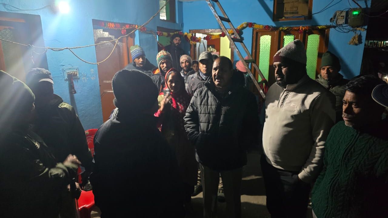 Rudarprayag News: रामपुर में भालू ने किया हमला, प्रशासन ने घायल को दिया तत्काल इलाज, जानिए पूरा घटनाक्रम