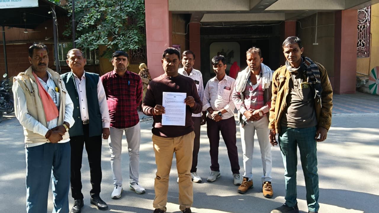 Bhilwara: बोरला ग्राम पंचायत में गड़बड़ी को लेकर वार्ड पंचों और ग्रामीणों का प्रदर्शन, सौंपा ज्ञापन