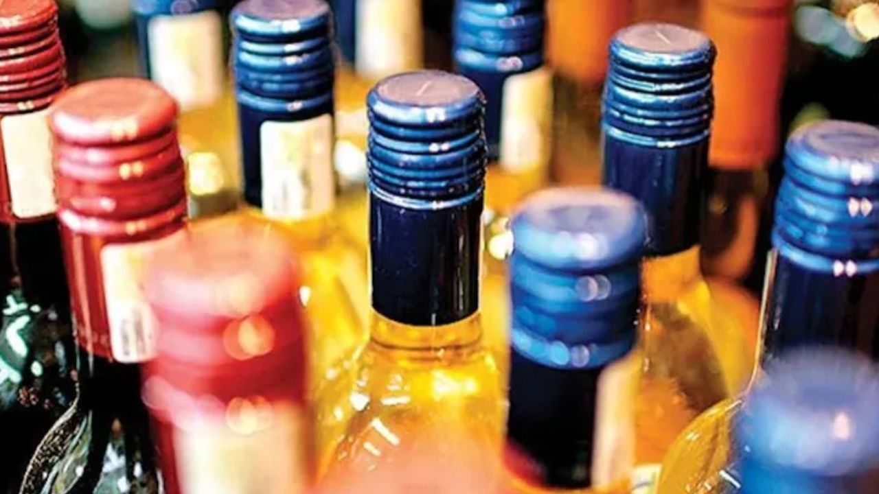 यूपी में शराब प्रेमियों को बड़ा झटका: नई आबकारी नीति से महंगी हो सकती हैं बोतलें, जानिए उपभोक्ताओं पर कितना बढ़ेगा खर्च?