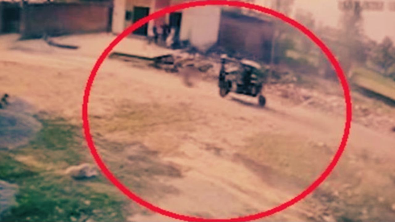 बिजनौर में हैवानियत की हदें पार! ई-रिक्शा से बांधकर कुत्ते को घसीटता युवक, VIDEO देख कांप उठे लोग