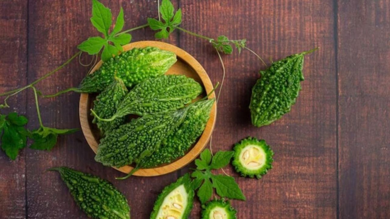 भारत में करेला सबसे लोकप्रिय सब्जियों में से एक है। इसे सब्जी के रूप में खाने के साथ-साथ जूस के रूप में पीने का चलन भी बढ़ा है। करेला जूस में फोलेट, जिंक, पोटैशियम और आयरन जैसे कई महत्वपूर्ण विटामिन पाए जाते हैं। साथ ही यह जूस आपके प्रतिरक्षा तंत्र को मजबूत करता है, मस्तिष्क और अंगों की सेहत में मदद करता है और टिश्यू हीलिंग में भी योगदान देता है। (Img: Google)