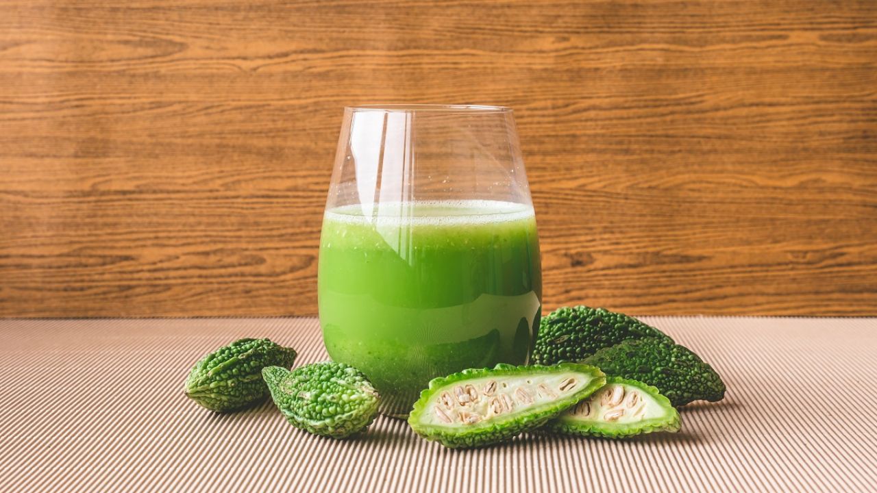 करेला जूस का फायदा सिर्फ किडनी और ब्लड शुगर तक सीमित नहीं है। इसका इस्तेमाल स्किन की सेहत सुधारने और ग्लो बढ़ाने के लिए भी किया जाता है। आयुर्वेदिक और चाइनीज दवाओं में यह लंबे समय से शामिल है। इसके सेवन से शरीर में ऊर्जा बढ़ती है, इम्यूनिटी मजबूत होती है और वजन नियंत्रण में मदद मिलती है।  (Img: Google)