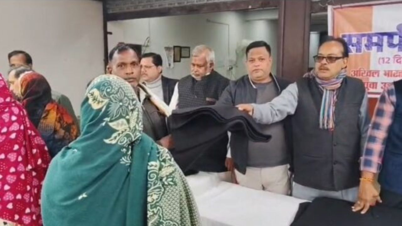 रायबरेली में ठिठुरती जिंदगियों को मिली गर्माहट, जरूरतमंदों को बांटे कंबल