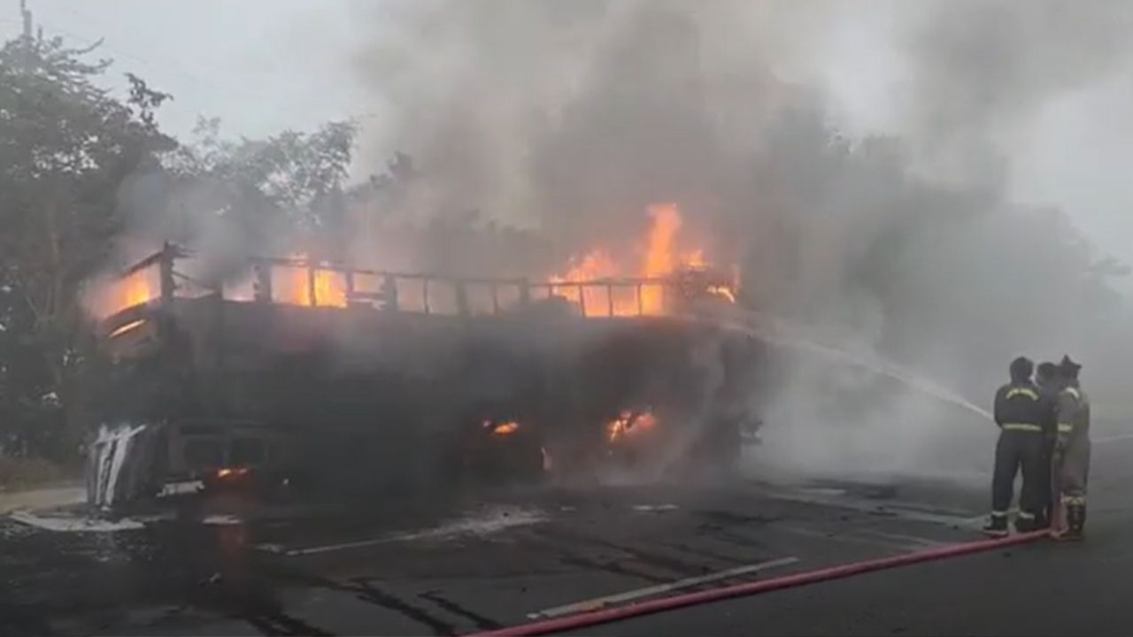 बुलंदशहर हाईवे पर ट्रक बना आग का गोला; मची अफरा तफरी, वाहनों की लगी कतार