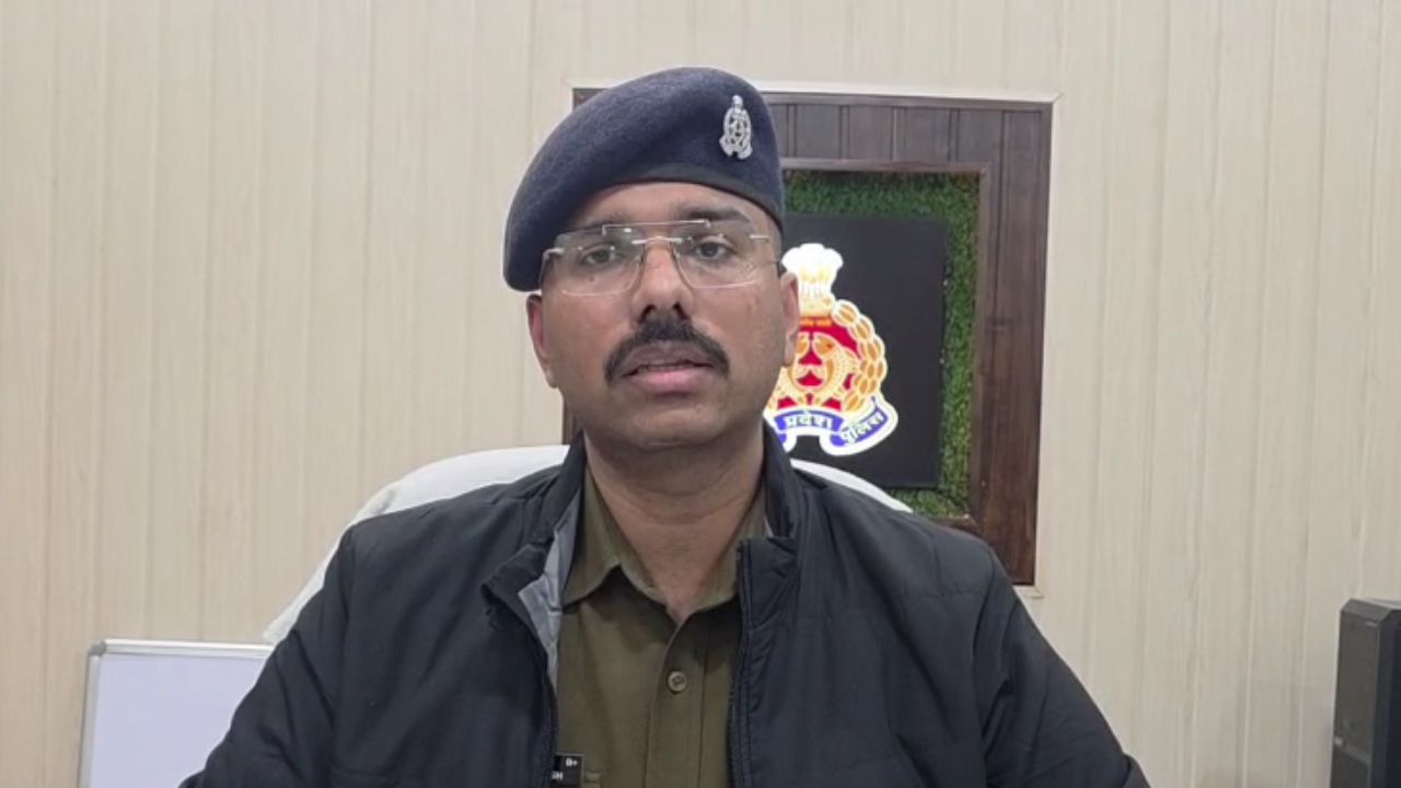 अलीगढ़ सड़क हादसा: पुलिस की सुरक्षा पर सवाल, तेज रफ्तार कार ने तीन कर्मियों को किया घायल