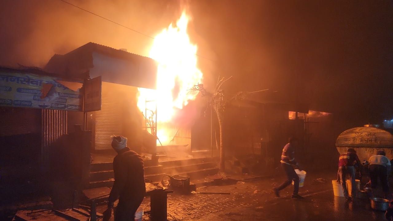 बुलंदशहर छतारी बाजार में भीषण आग: 7 दुकानें जलकर खाक, करोड़ों रुपए का नुकसान