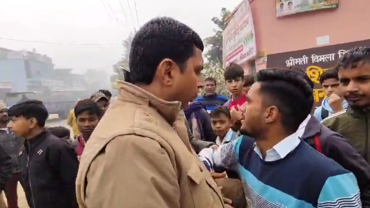 बुलंदशहर: फीस की मनमानी वसूली से तंग छात्रों ने कॉलेज प्रशासन के खिलाफ उठाया ऐसा कदम…. फिर छूटे पुलिस के भी पसीने