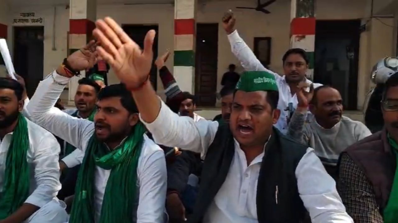 बुलंदशहर का गांव कर रहा विकास का इंतजार, किसान यूनियन ने कलेक्ट्रेट पर खोला मोर्चा