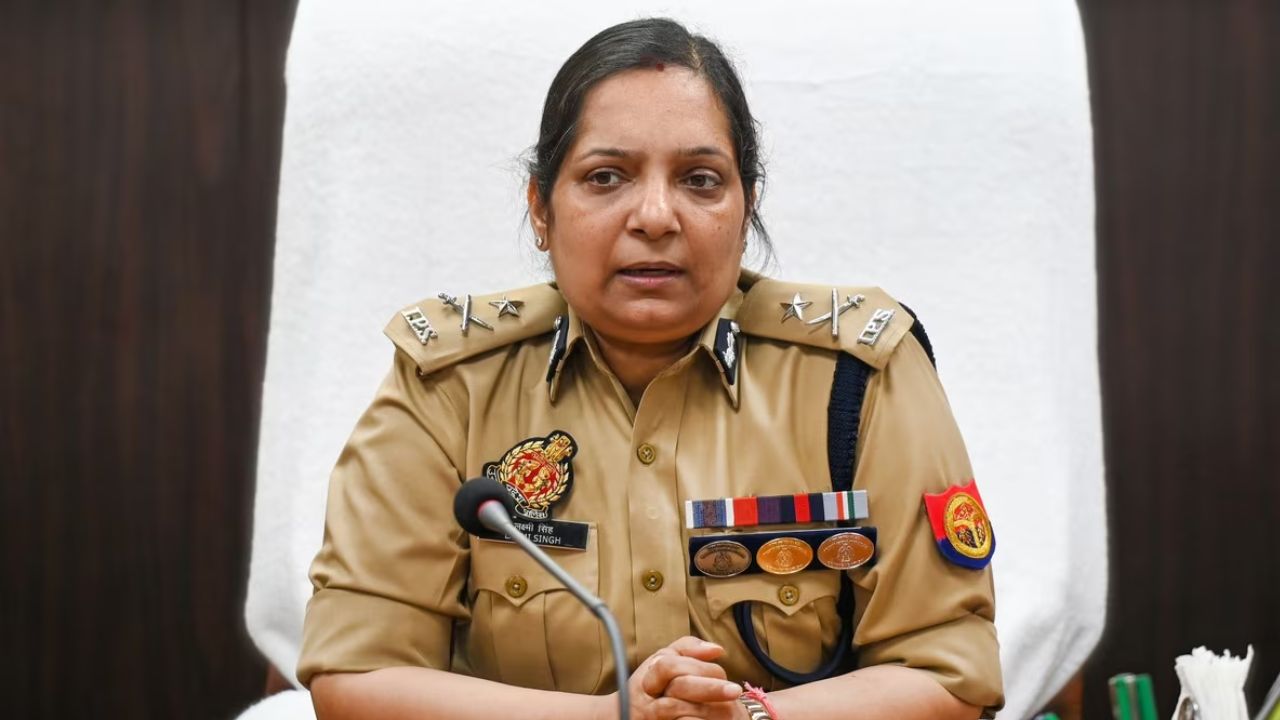 नोएडा में एक साथ 10 पुलिसकर्मी सस्पेंड, आधी रात में चला कमिश्नर लक्ष्मी सिंह का हंटर