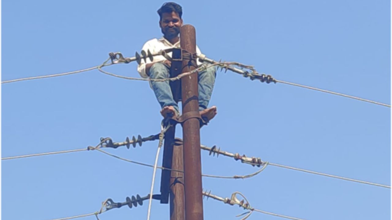 Sonbhadra News: बिजली कर्मी ने विद्युत पोल पर चढ़कर किया हंगामा, जानिए पूरा मामला