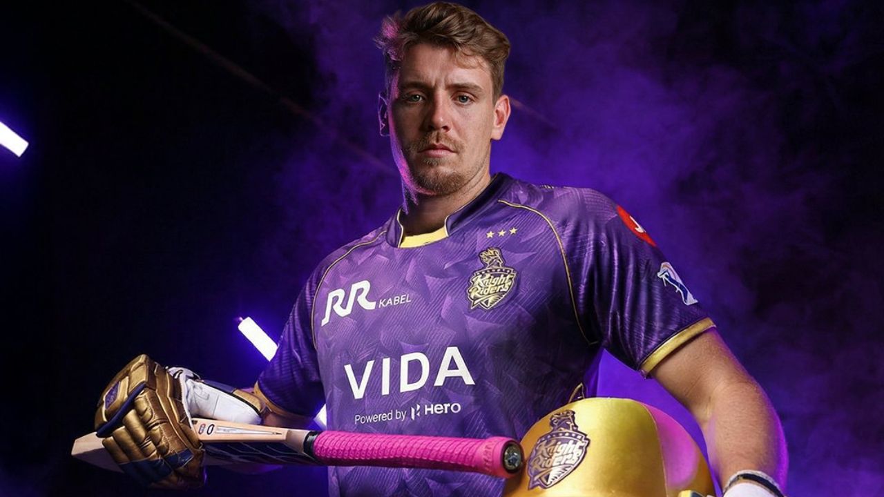 ऑस्ट्रेलियाई ऑलराउंडर कैमरन ग्रीन ने इस ऑक्शन में सबसे बड़ी बोली हासिल की। कोलकाता नाइट राइडर्स ने अन्य टीमों से मुकाबला करने के बाद ग्रीन को अपनी टीम में शामिल किया। उनकी ऑलराउंड क्षमता और मैच जीतने की काबिलियत को देखते हुए टीम ने ₹25.20 करोड़ खर्च किए। ग्रीन अब IPL इतिहास के सबसे महंगे विदेशी खिलाड़ियों में से एक बन गए हैं। (IMG: KKR-X)