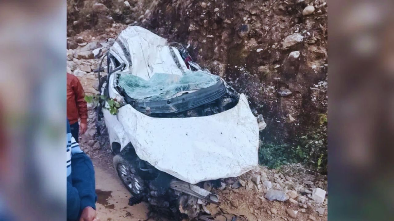 Chamoli Road Accident: देवाल के पास खाई में गिरी कार, दो महिलाओं समेत तीन की मौत