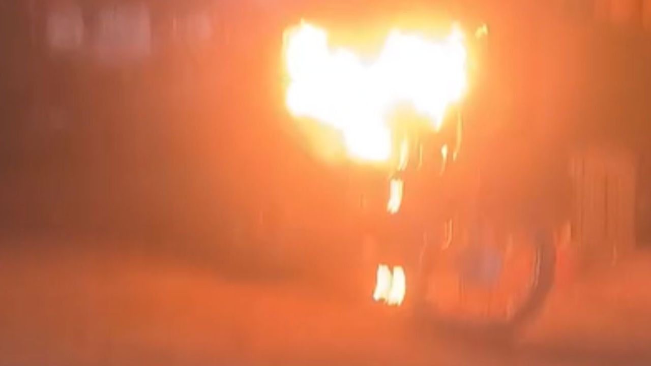 चंदौली में बाइक जलाकर युवक की पिटाई, पुलिस ने शुरू की जांच; पढ़ें पूरी खबर